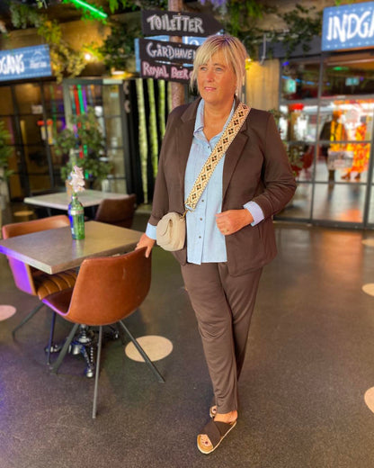 Janni i brun blazer og brune bukser