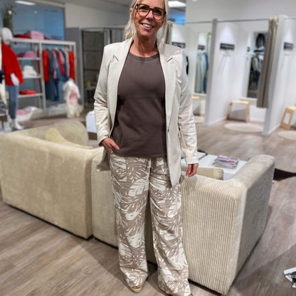 lene med mønstrede bukser i beige nuancer