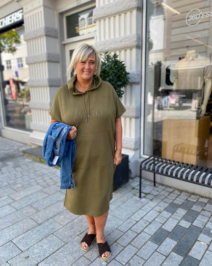 janni i grøn sweatshirt kjole