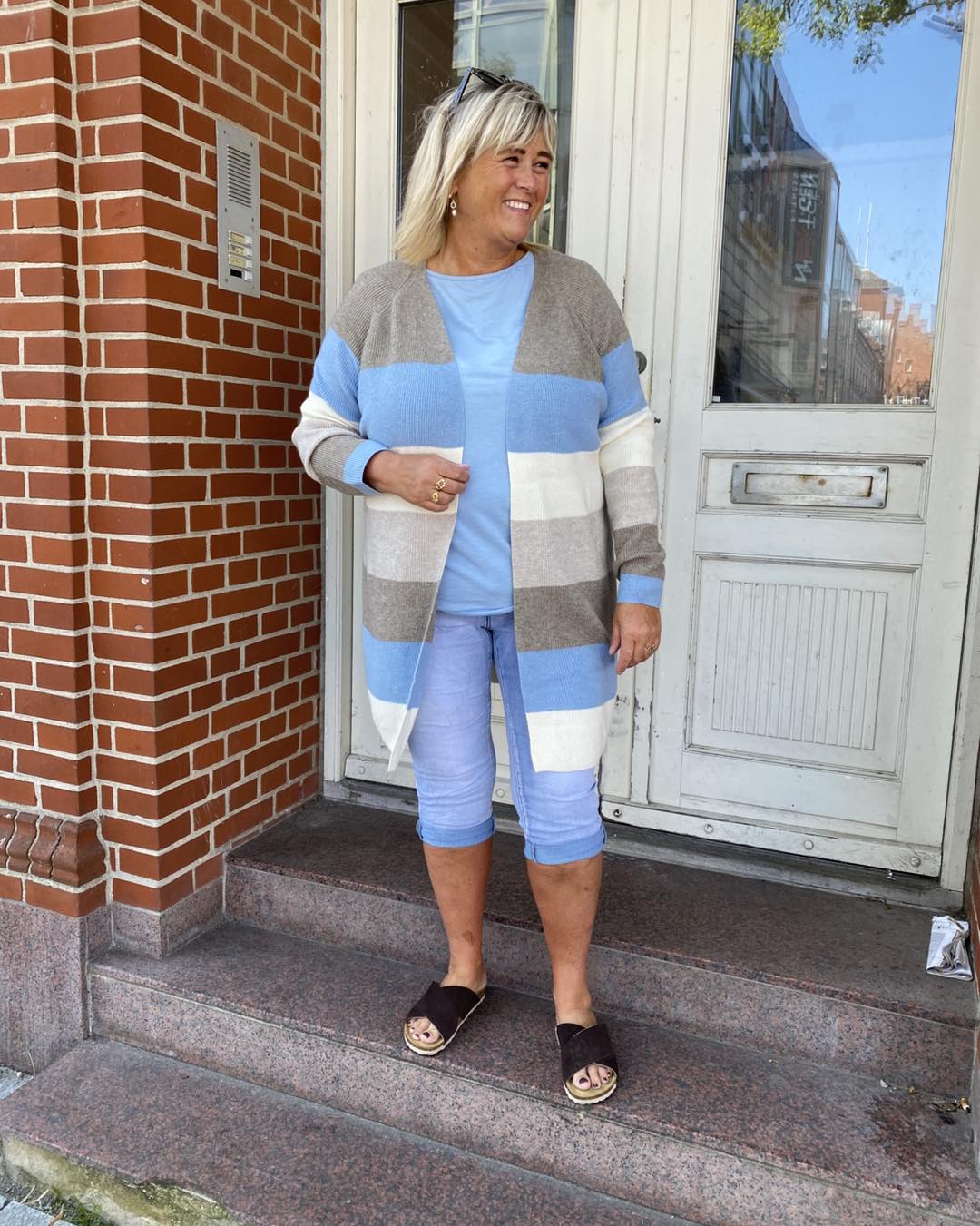 janni med knickers og lang cardigan i blå med brune brede striber