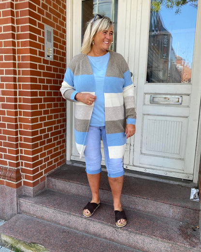 janni med knickers og lang cardigan i blå med brune brede striber