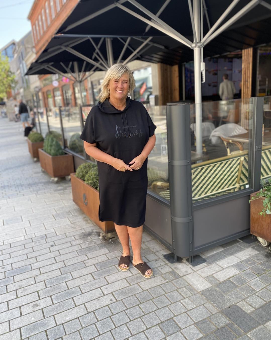 janni i sort sweatshirt kjole