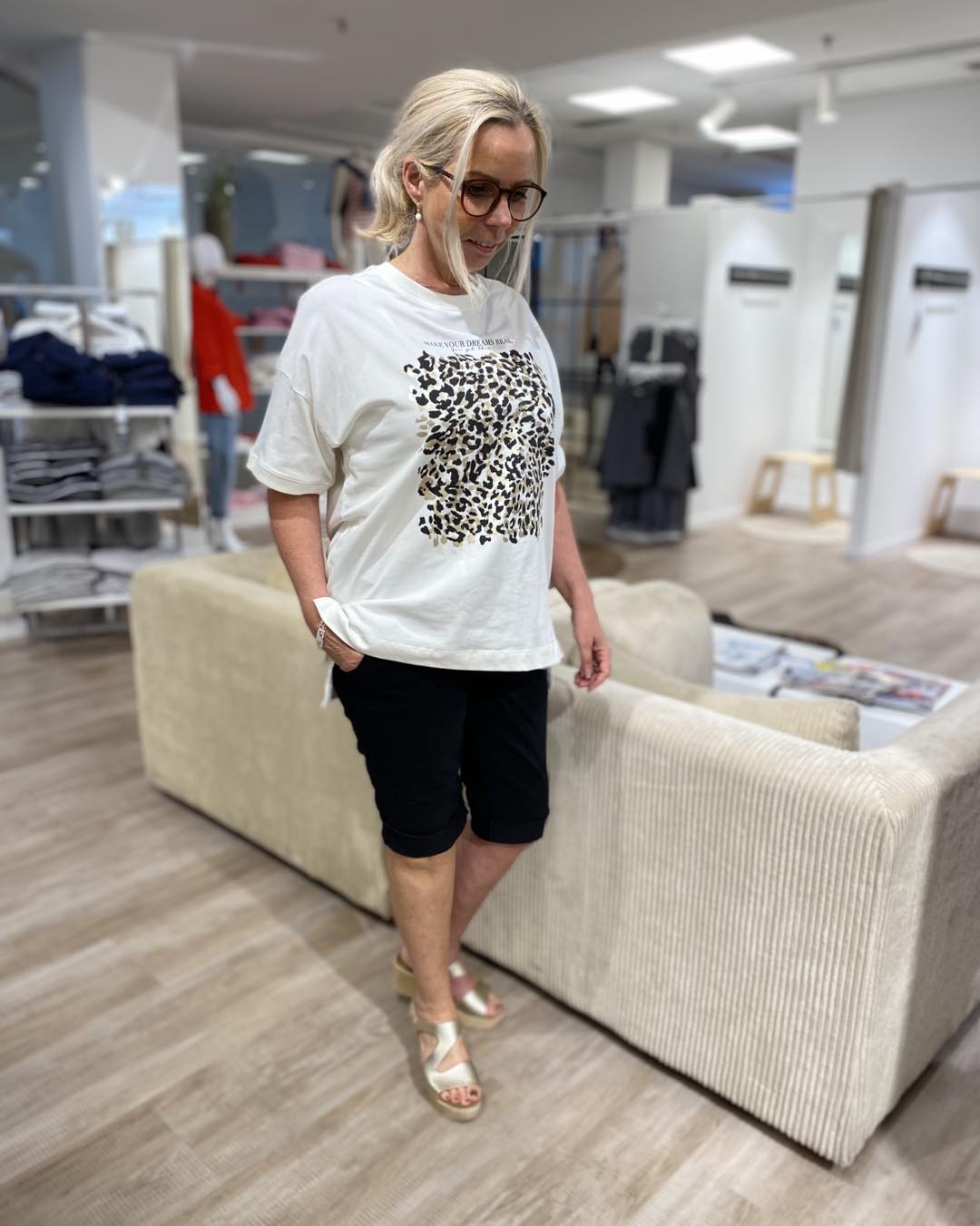 lene med hvid t-shirt med print foran og sorte shorts