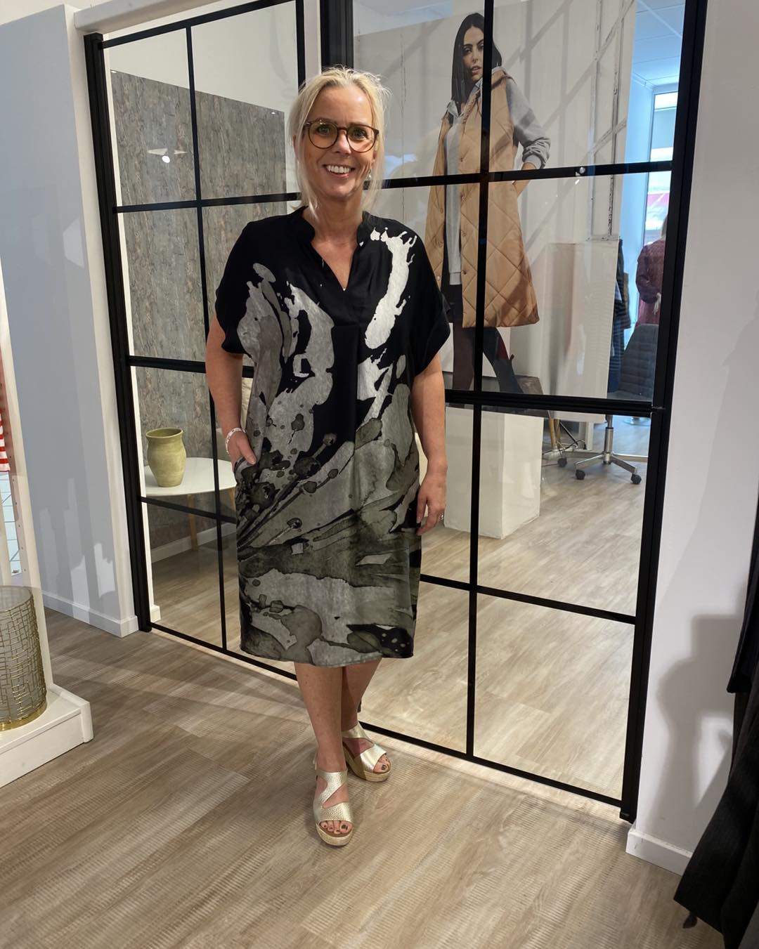 lene med sort og grøn mønstret kjole NÜ Abbi Tunic Dress Army Mix