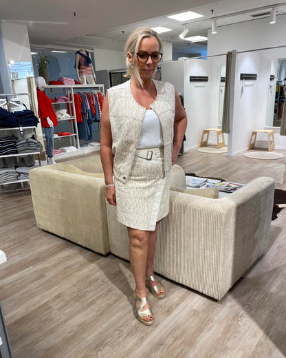 lene med vest og nederdel i sand fra Nü