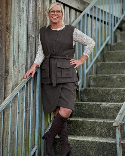 lene med brun vest og matchende brun nederdel.