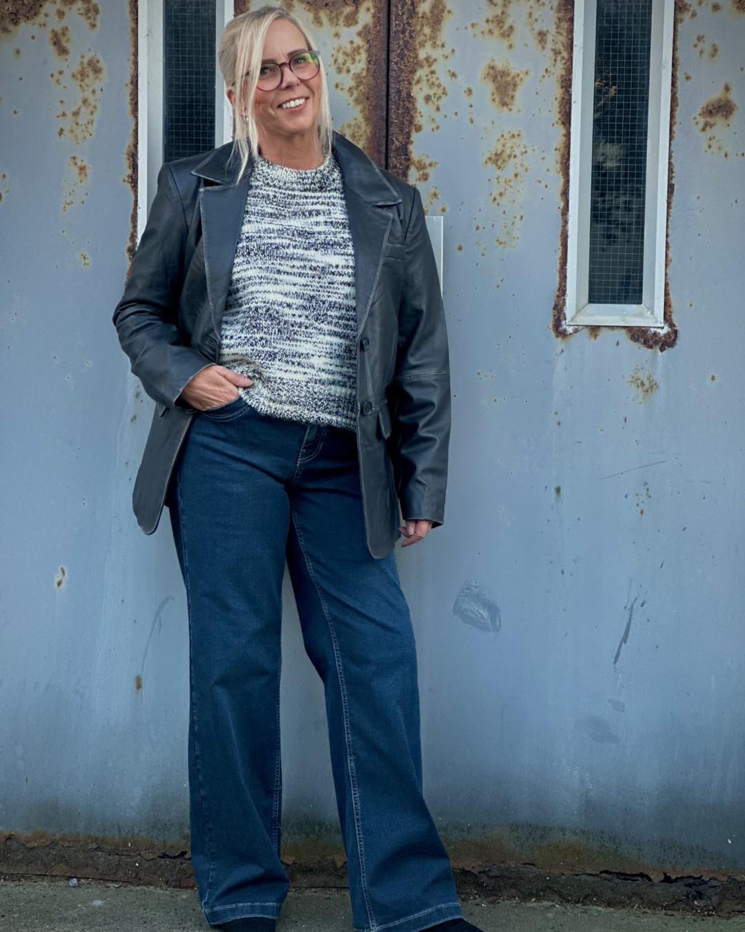 lene med jeans og sort blazer i læder fra Humble