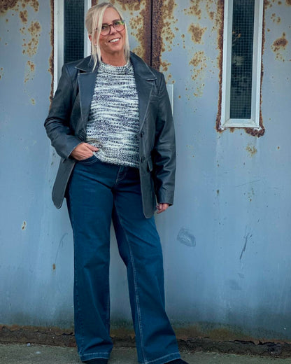 lene med jeans og sort blazer i læder fra Humble