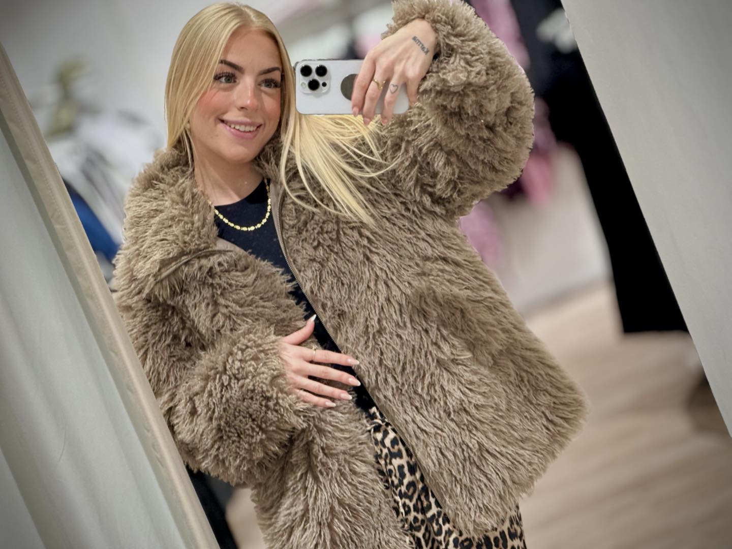 brun jakke i faux fur med lynlås