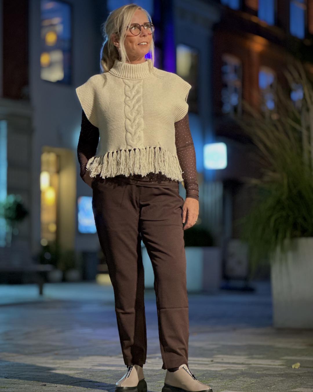 lene med brun langærmet bluse, brune bukser og hvid vest med frynser forneden. MOSS Copenhagen MSCHEsmai M Vest