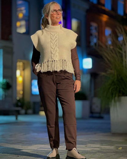 lene med brun langærmet bluse, brune bukser og hvid vest med frynser forneden. MOSS Copenhagen MSCHEsmai M Vest