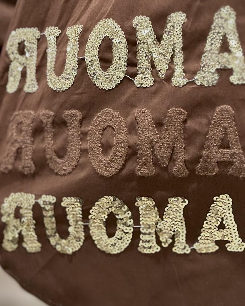 skrift på MIND by lene oversize brun skjorte