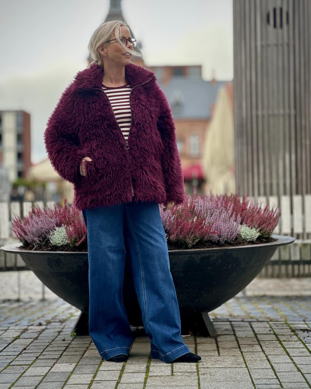 lene med bordeaux rød jakke i faux fur. Freequent FQFINE-JACKET Port Royale
