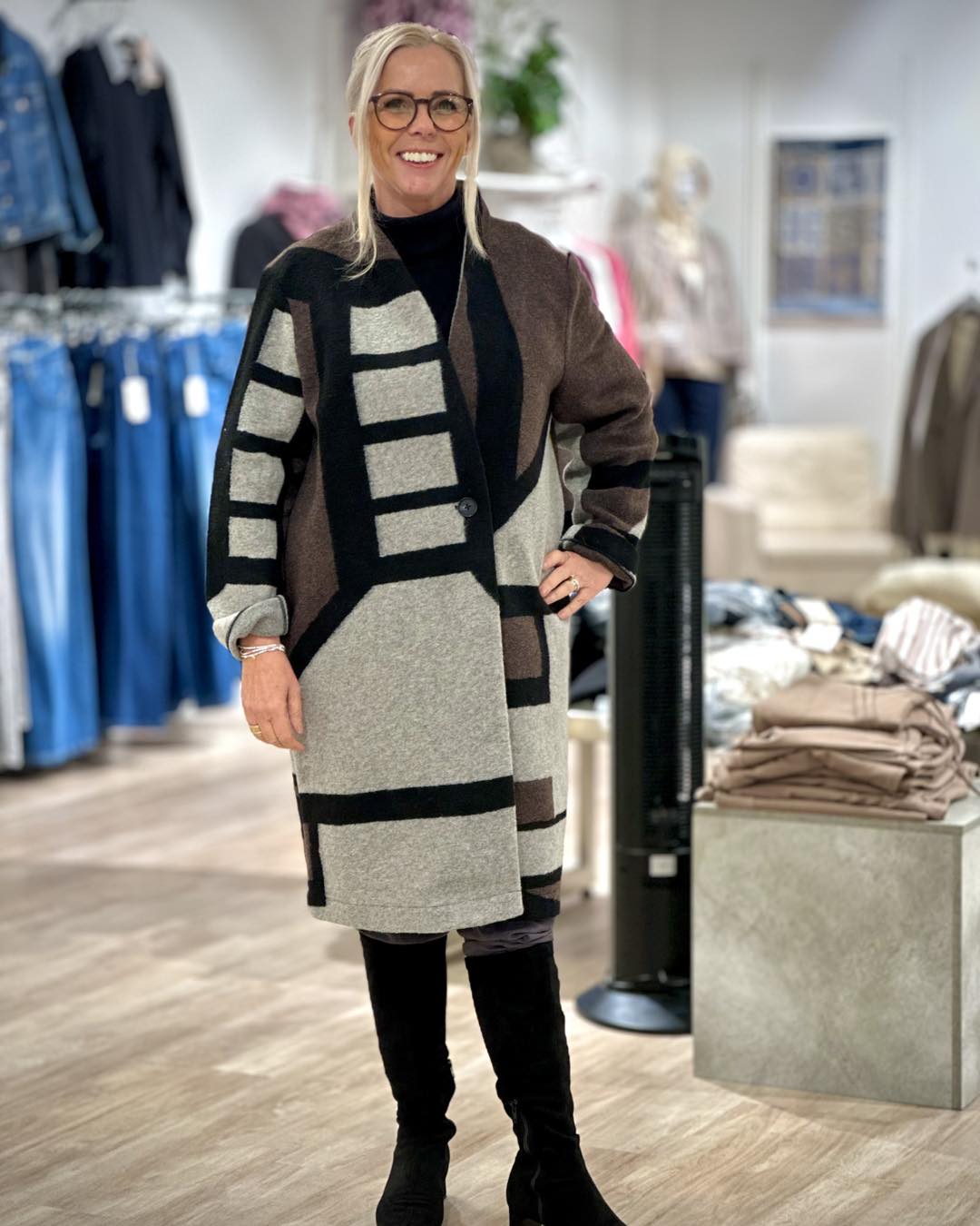 lang jakke med mønster i grå, brun og sort. Freequent FQNOELLE-JACKET Light Grey Melange w. Black