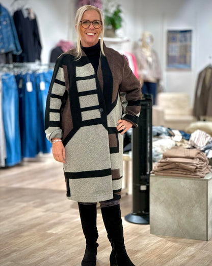 lang jakke med mønster i grå, brun og sort. Freequent FQNOELLE-JACKET Light Grey Melange w. Black