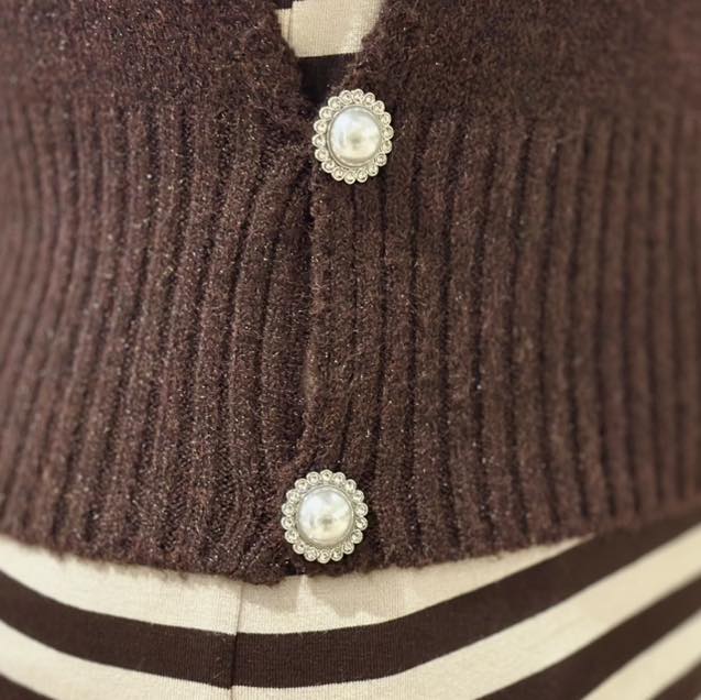 knapper i siden på brun strik vest