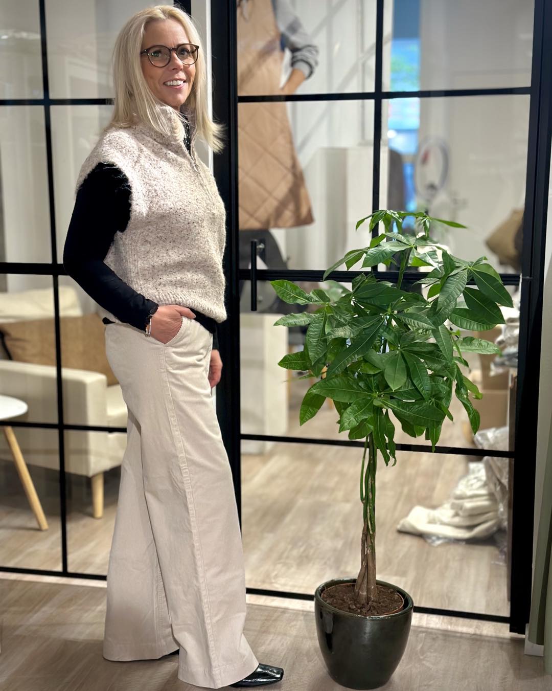 lene med hvide jeans og beige strik vest. Freequent FQGRSNEMES-WAISTCOAT Moonbeam Melange