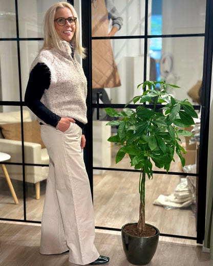 lene med hvide jeans og beige strik vest. Freequent FQGRSNEMES-WAISTCOAT Moonbeam Melange