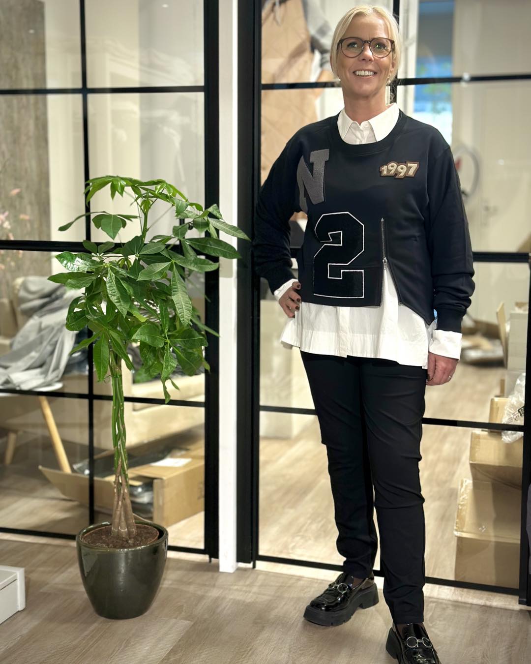 lene med sort sweatshirt over hvid skjorte