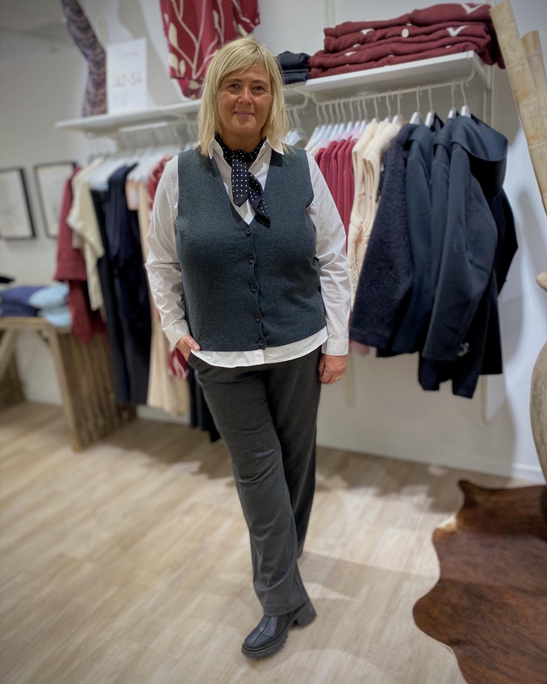 grå vest med v-hals. ONLY Carmakoma CARBETINA Vest | Dark Grey Melange