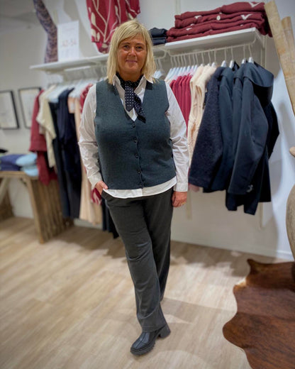 grå vest med v-hals. ONLY Carmakoma CARBETINA Vest | Dark Grey Melange