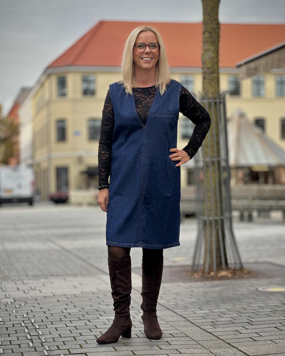 lene med denimkjole med sort blondebluse under