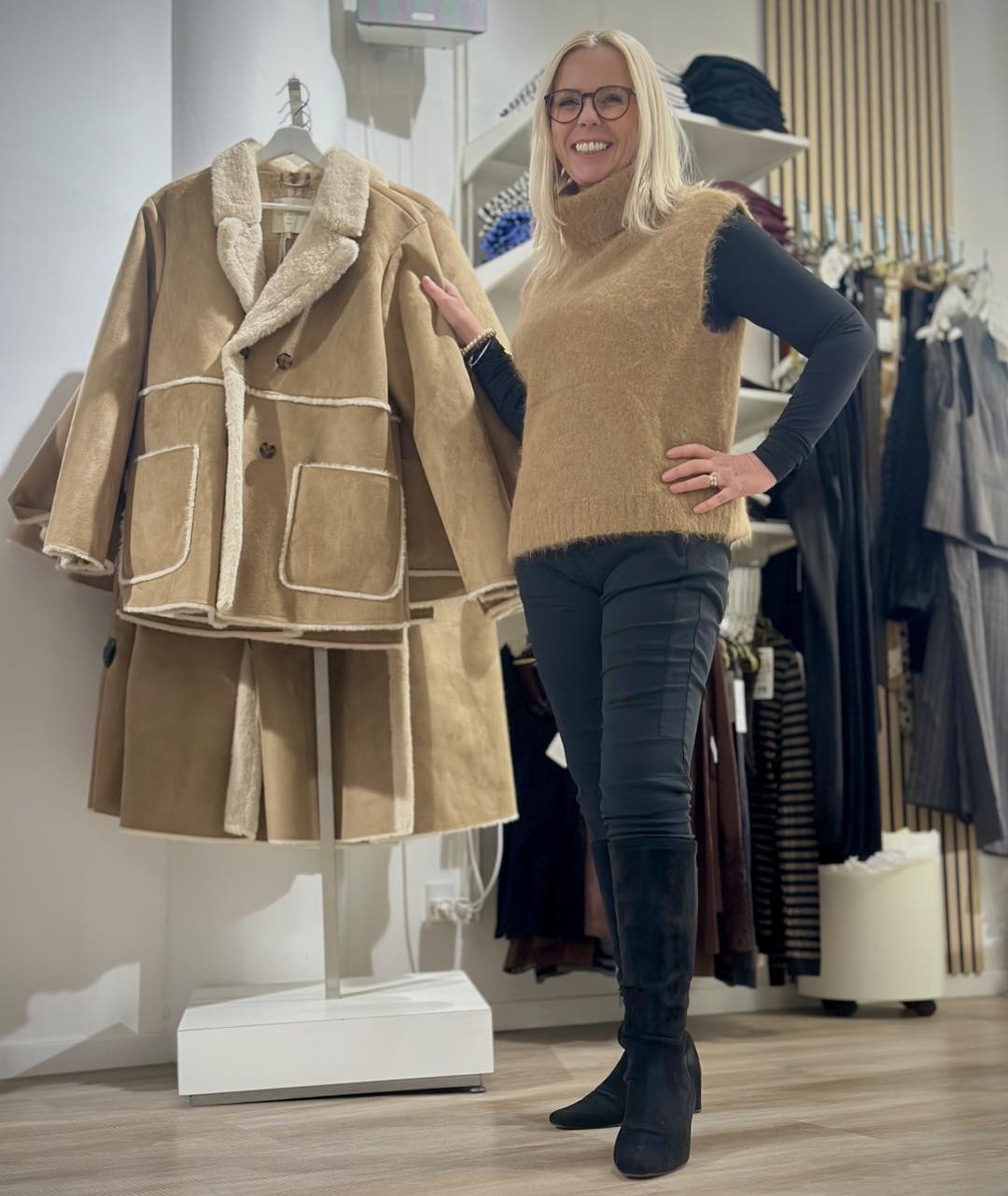 lene med brun strikvest