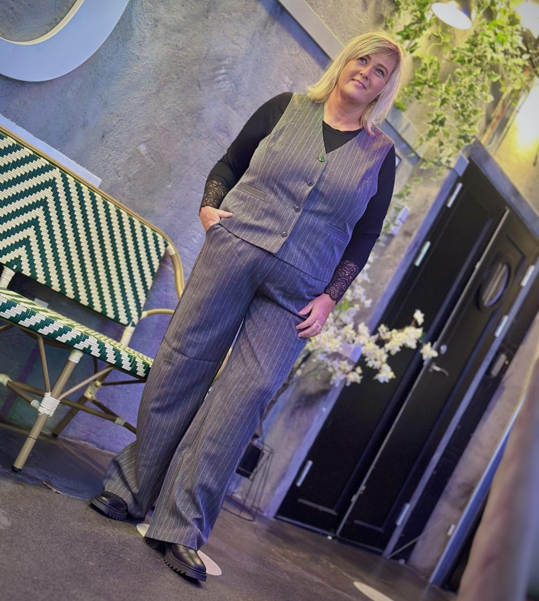 Janni med grå vest og bukser med små sten. ONLY Carmakoma CARSIGA