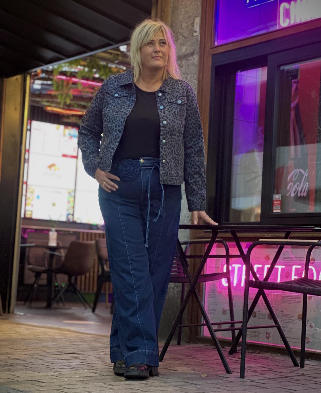 janni med blå jeans med bindebælte