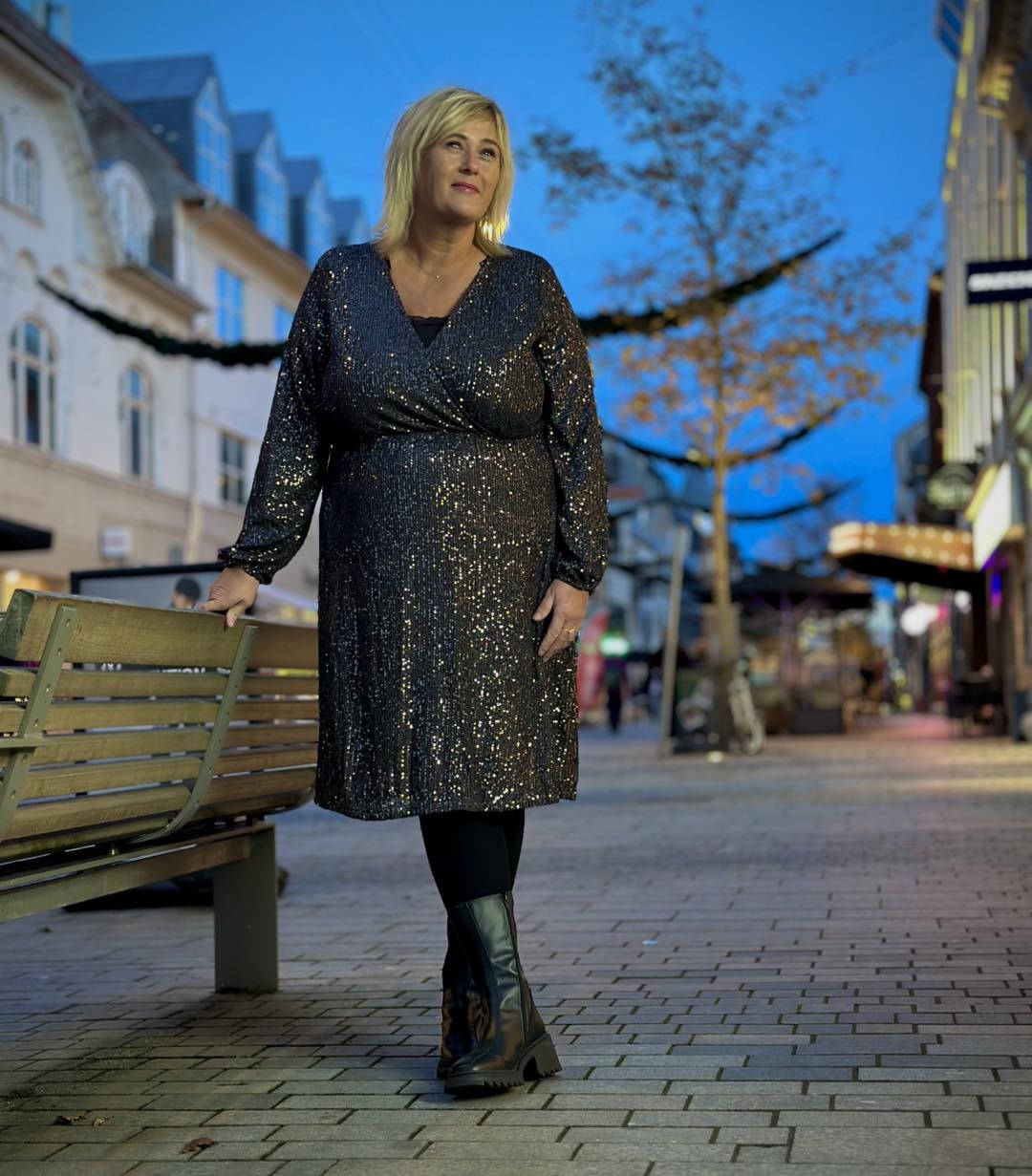 Janni med glitrende kjole i sølv med lange ærmer