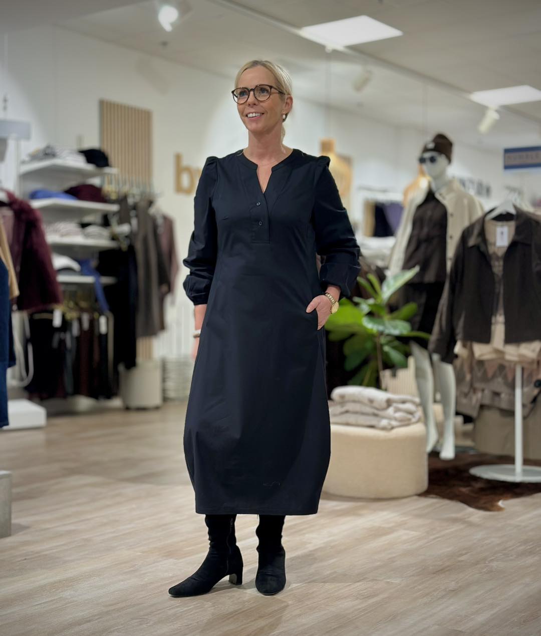 Lene med langærmet lang sort kjole