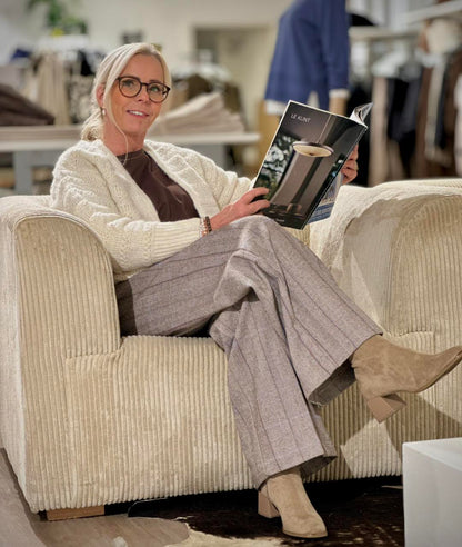 lene med kort cardigan og stribede bukser