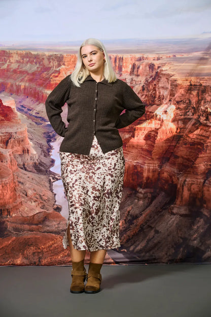 model med cardigan og mønstret satin nederdel. ONLY Carmakoma CARDOMINA Satin Skirt