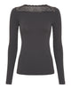 Grå rub bluse med lange ærmer og blonder ved halsen Tim & Simonsen Anita rib T-shirt LS Antracite