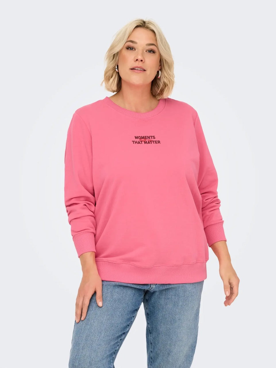 model med pink sweatshirt med tekst ONLY Carmakoma CARPOPPY Sweat Pink Lemonade Lips