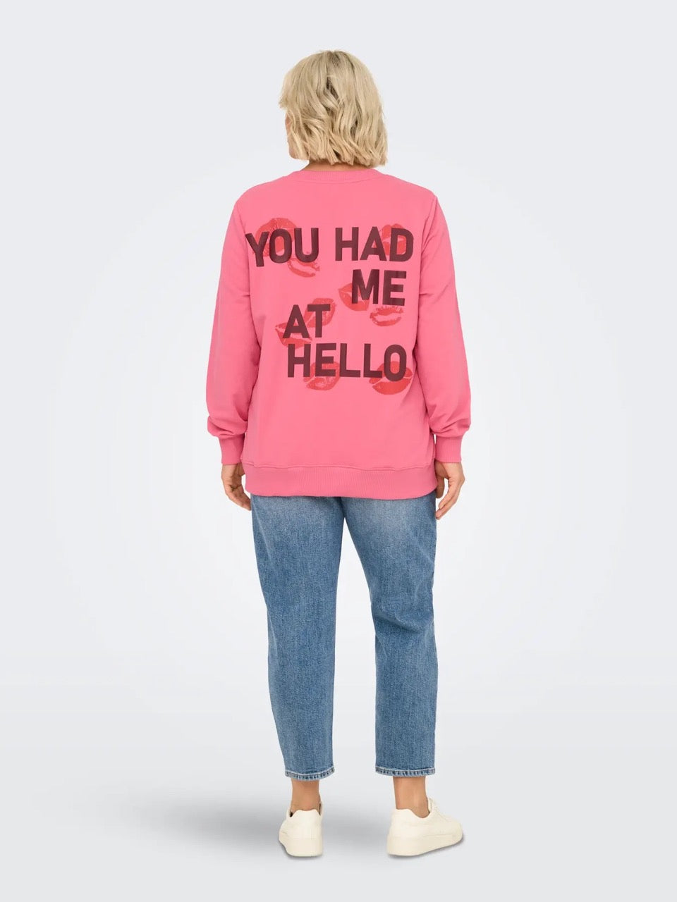 ryggen af model med pink sweatshirt med tekst ONLY Carmakoma CARPOPPY Sweat Pink Lemonade Lips