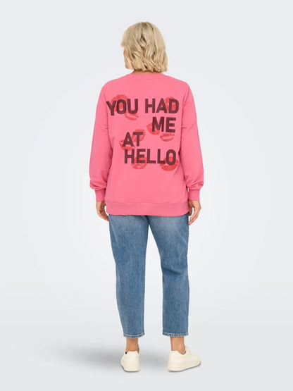 ryggen af model med pink sweatshirt med tekst ONLY Carmakoma CARPOPPY Sweat Pink Lemonade Lips