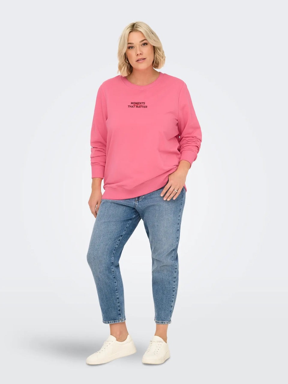 model med jeans og pink sweatshirt med tekst ONLY Carmakoma CARPOPPY Sweat Pink Lemonade Lips