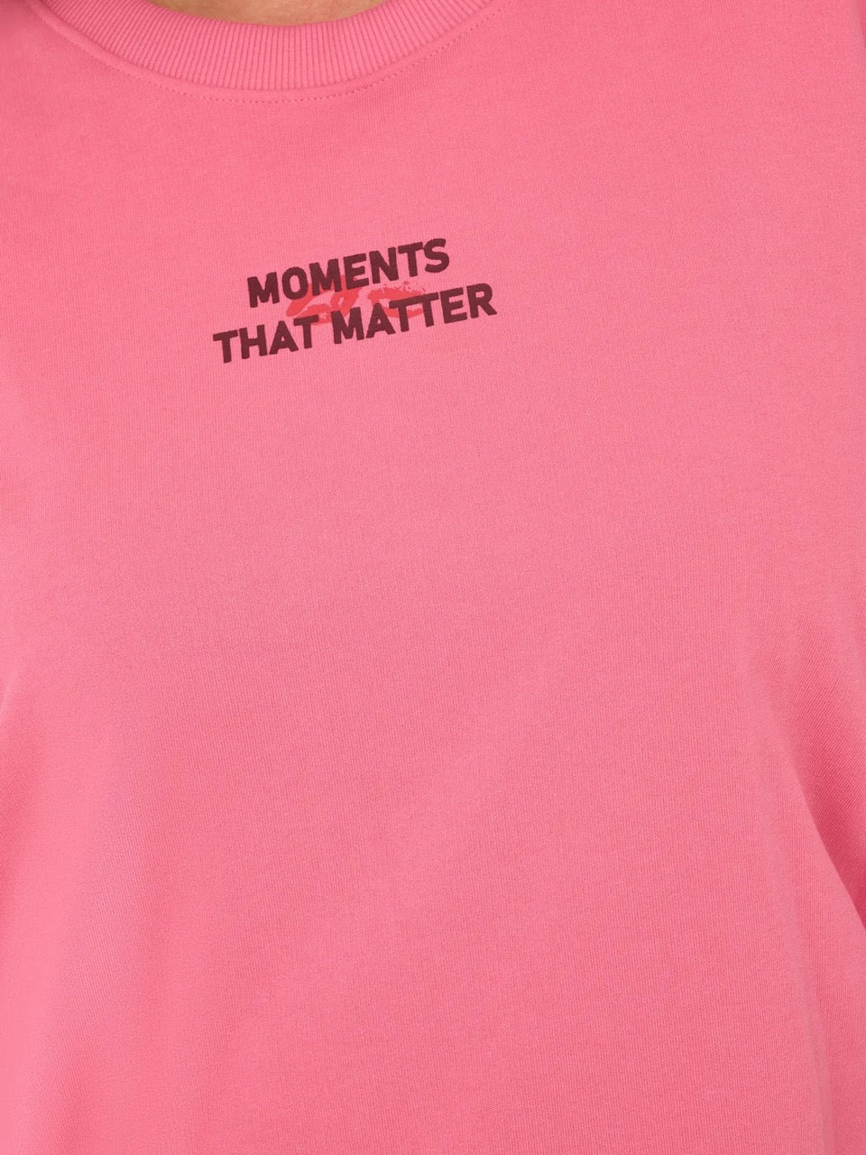 lille tekst foran på pink sweatshirt med tekst ONLY Carmakoma CARPOPPY Sweat Pink Lemonade Lips