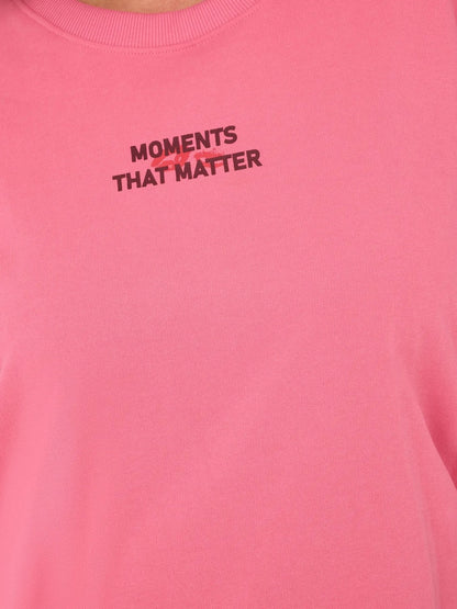 lille tekst foran på pink sweatshirt med tekst ONLY Carmakoma CARPOPPY Sweat Pink Lemonade Lips