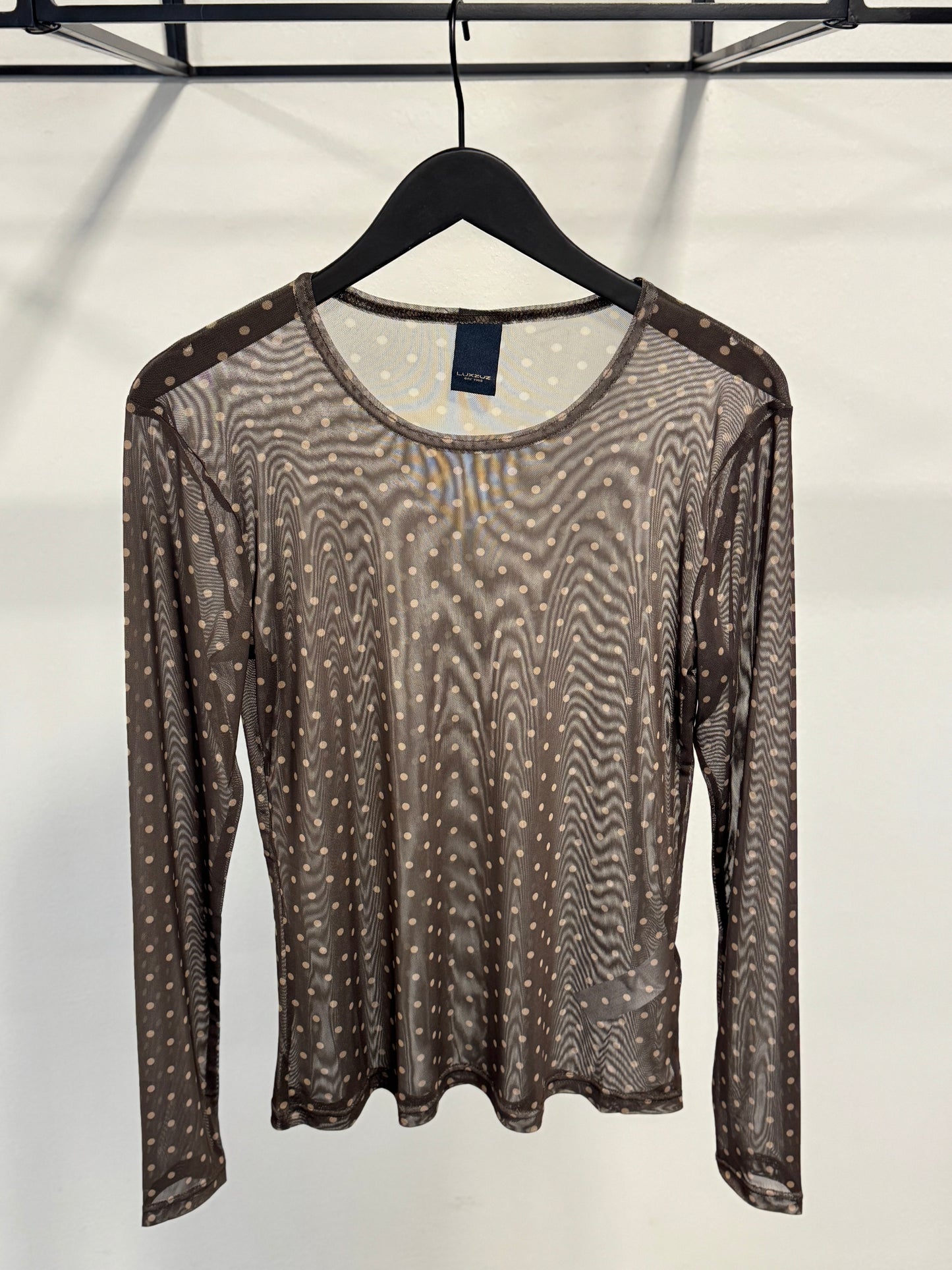 LUXZUZ // ONE TWO Mesh Bluse mit Punkten – Coffee Bean