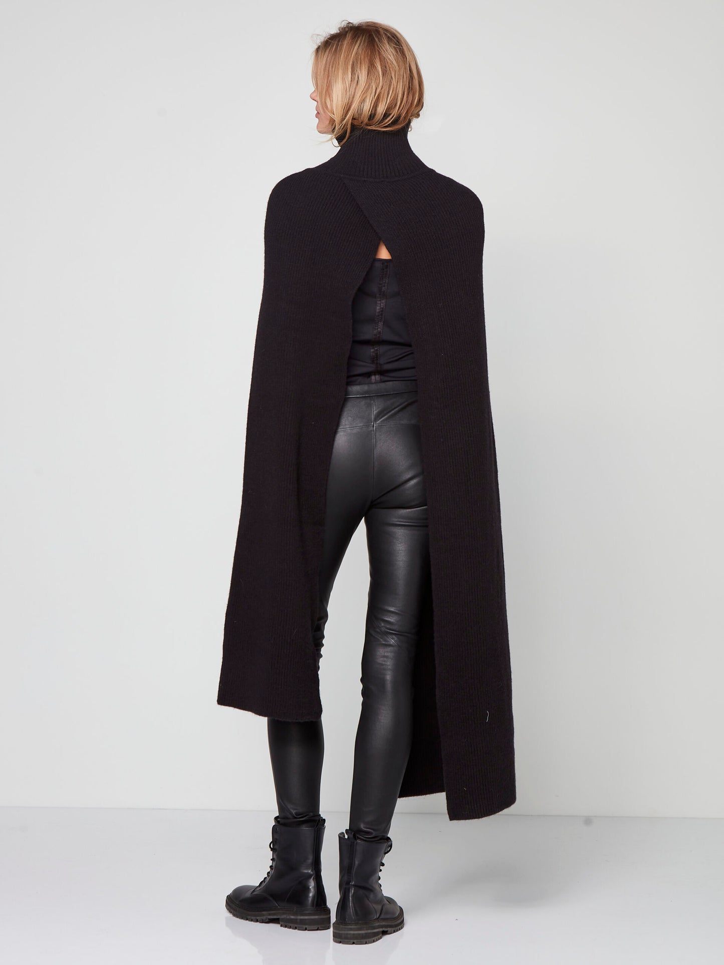 NÜ Black Signe Poncho knit | 7819-52