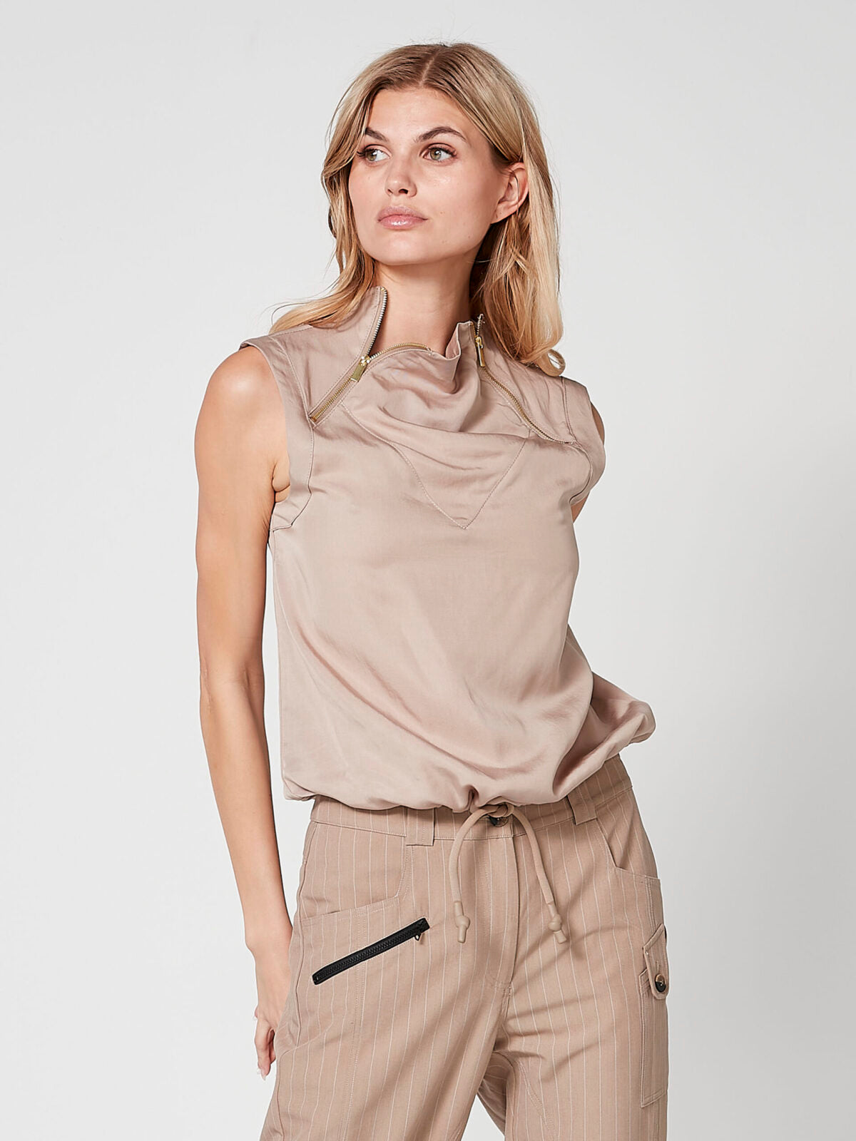 Nü beige top høj hals snørre forneden tania top 125 Seasand