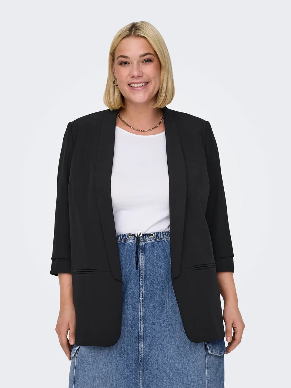 model med åben sort blazer ONLY Carmakoma CARELLY Blazer Black