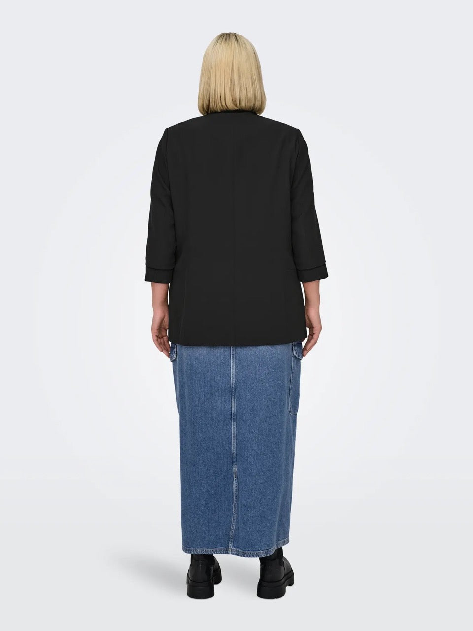 ryggen af model med åben sort blazer ONLY Carmakoma CARELLY Blazer Black