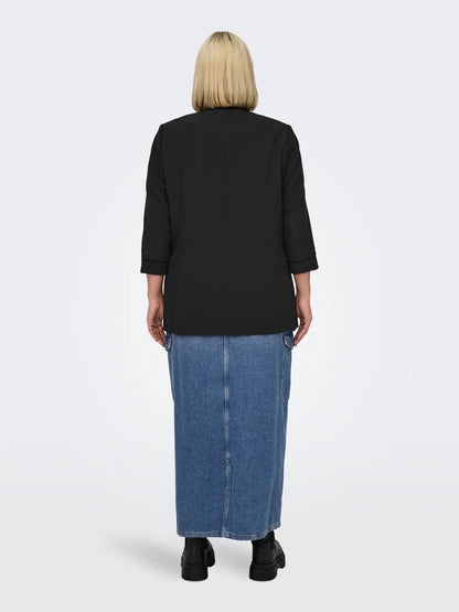 ryggen af model med åben sort blazer ONLY Carmakoma CARELLY Blazer Black