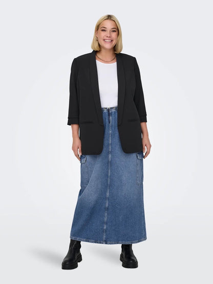 model med nederdel og åben sort blazer ONLY Carmakoma CARELLY Blazer Black