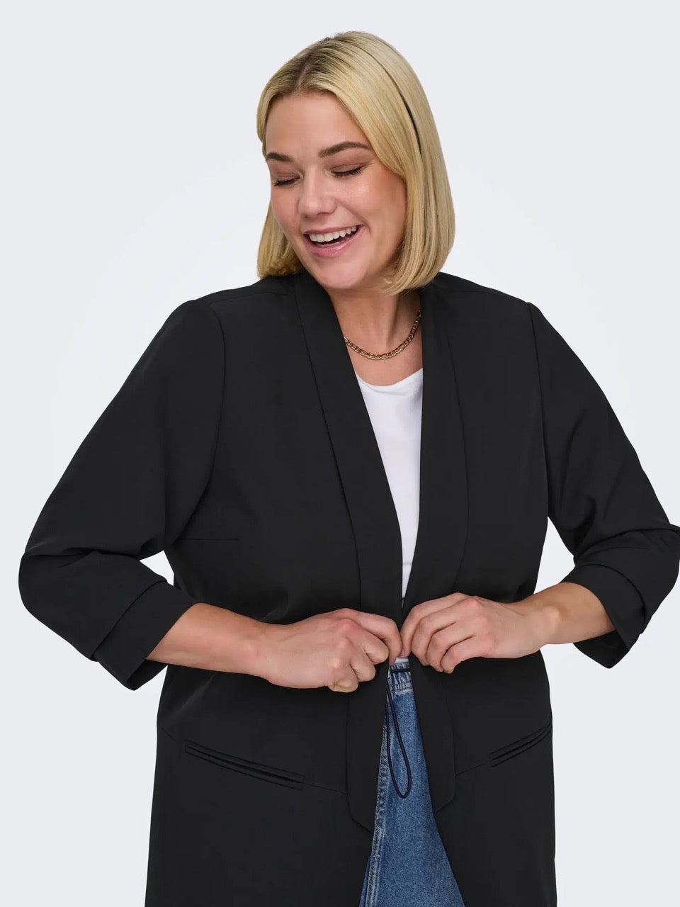 model med åben sort blazer ONLY Carmakoma CARELLY Blazer Black
