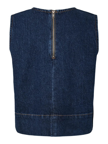 lynlås i nakken på ærmeløs blå denimtop med knitter. PIECES PCMERLE DENIM TOP Dark Blue Denim
