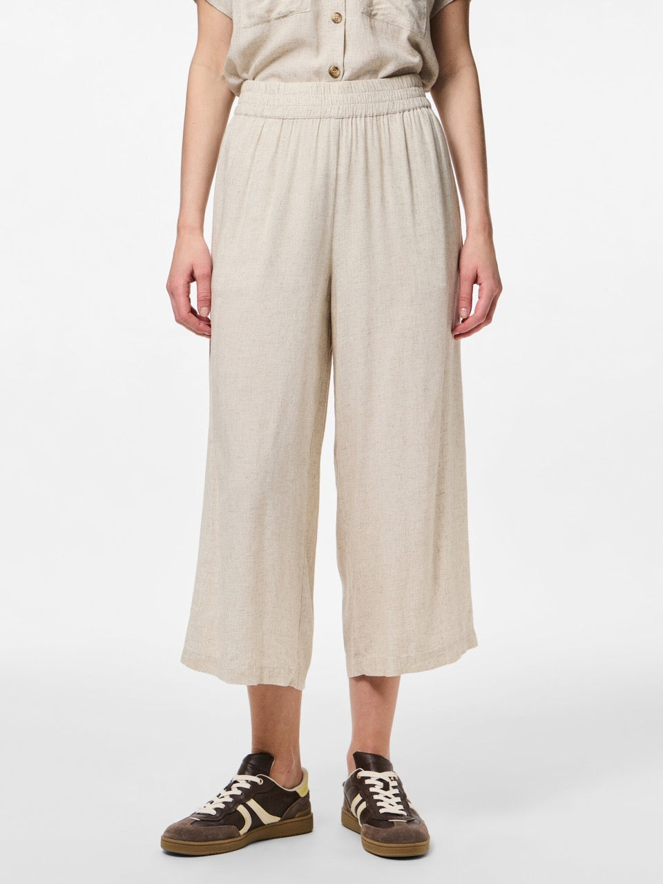 model med cropped beige hørbukser med elastik i taljen og sidelommer. PIECES PCPIA HW WIDE CULOTTE Birch/melange